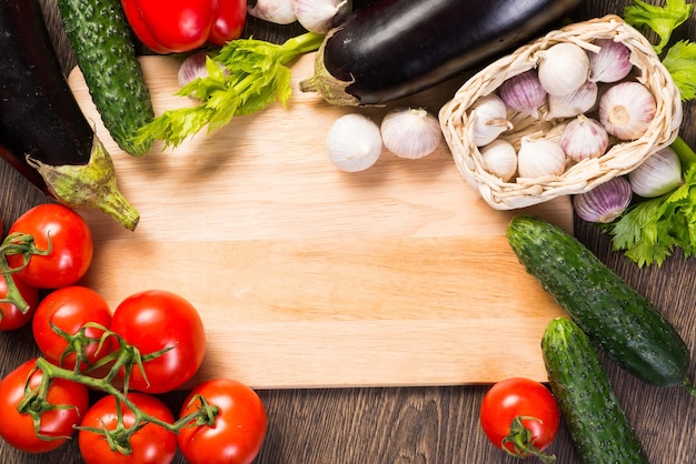 Zestaw świeżych składników na drewnianym stole